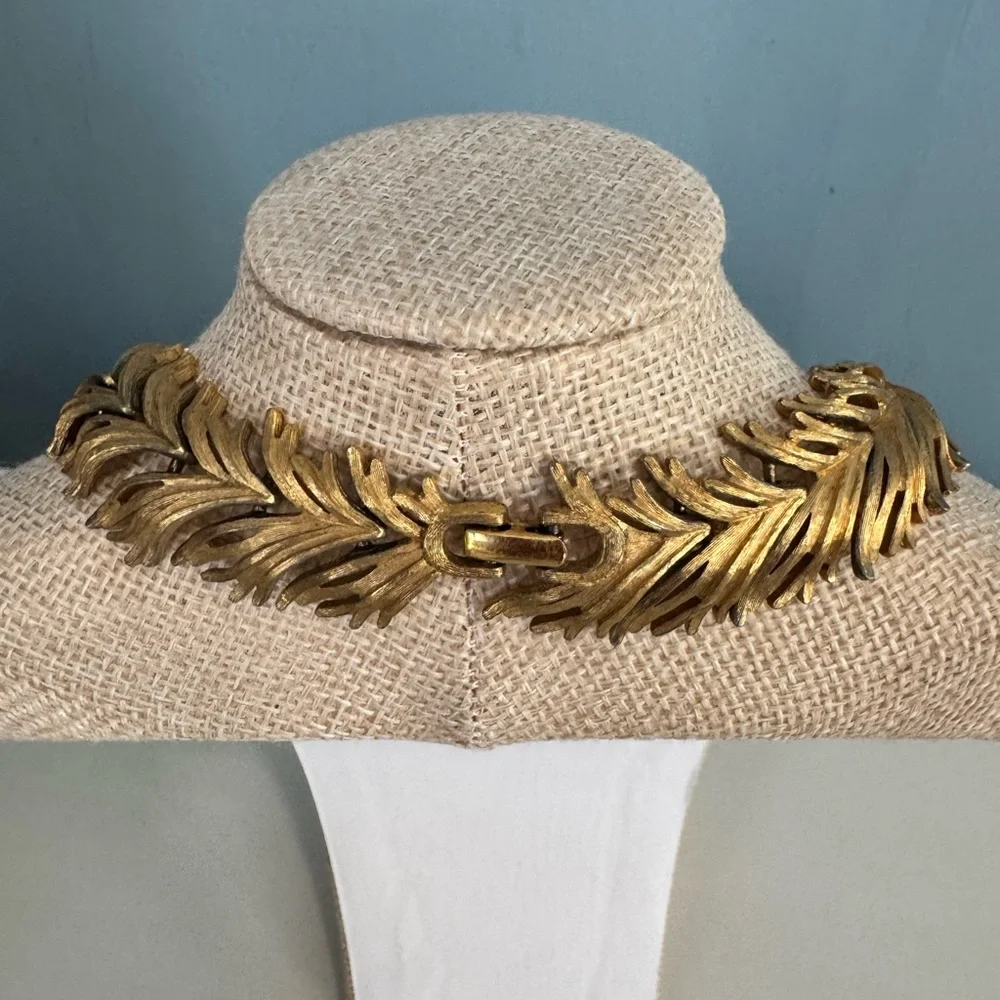 Monet Gold Tone Leaf Collar Statement Necklace – Vintage Laurel Design - Picture 3 of 8